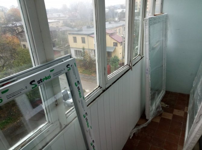 poza cu înlocuirea ferestrelor de pe un balcon