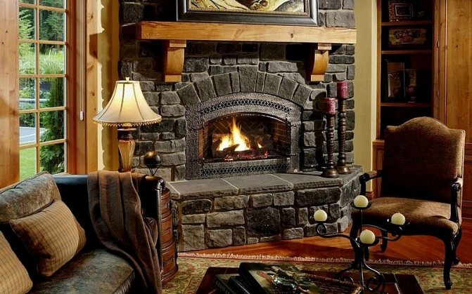 Klasikong kahoy na nasusunog na fireplace