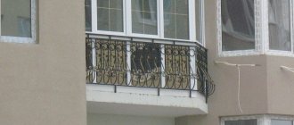 Klasikong balkonahe ng Pransya na may wraced iron railing