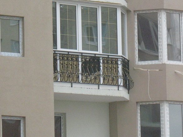 Balcon francez clasic cu balustradă din fier forjat