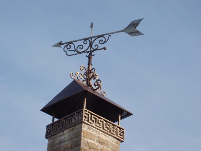 Smedet visir på skorstenen giver et æstetisk udseende til skorstenens ydre del