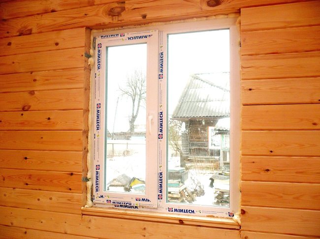 fixarea ferestrelor din plastic într-o casă din lemn