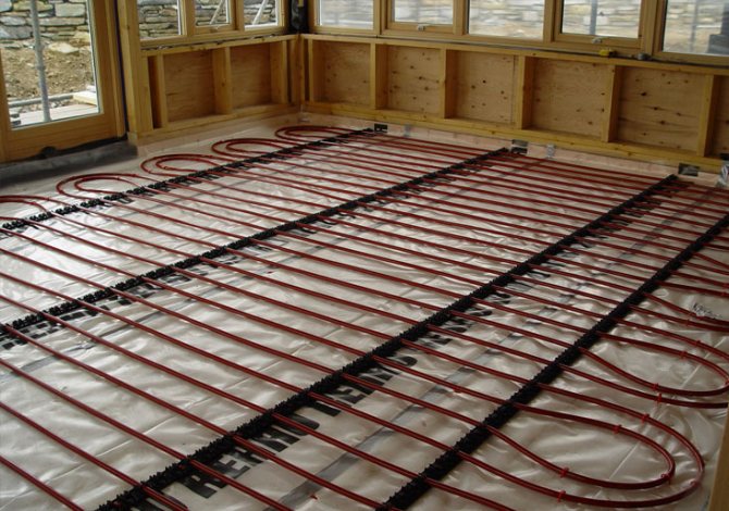pangkabit ang underfloor heating pipe sa mga mounting rails