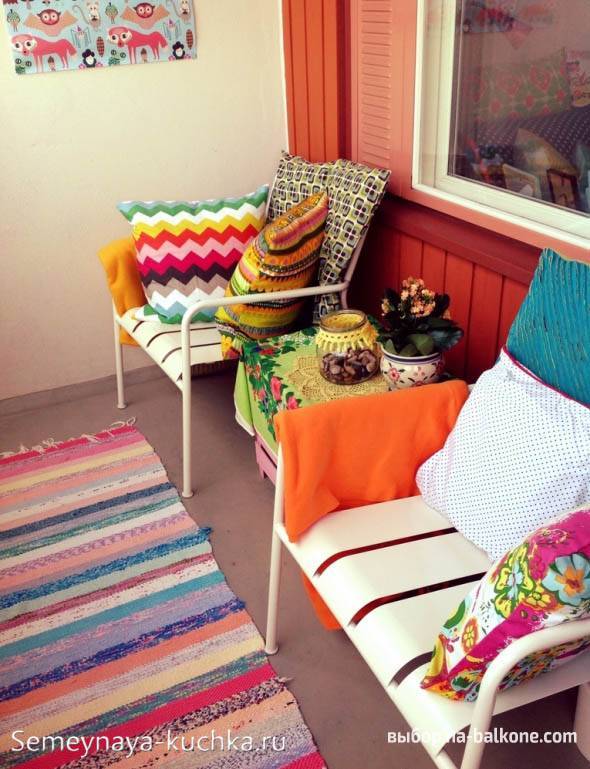 Lounge area sa balkonahe: resting place nang hindi umaalis sa apartment