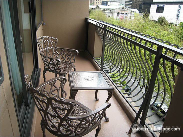 Zona de lounge pe balcon: loc de odihnă fără a părăsi apartamentul