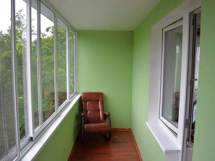 Zona de lounge pe balcon: loc de odihnă fără a părăsi apartamentul