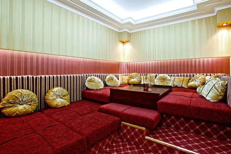 Lounge area sa balkonahe: resting place nang hindi umaalis sa apartment