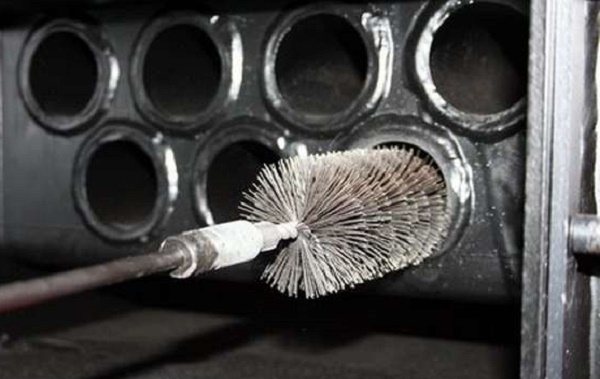 Ang mekanikal na paglilinis ng oven gamit ang isang brush
