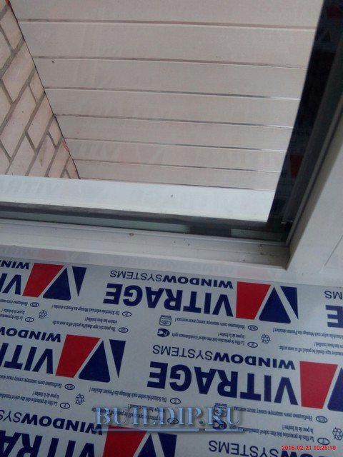 Instalarea geamurilor laterale de geamuri reci ale balconului.