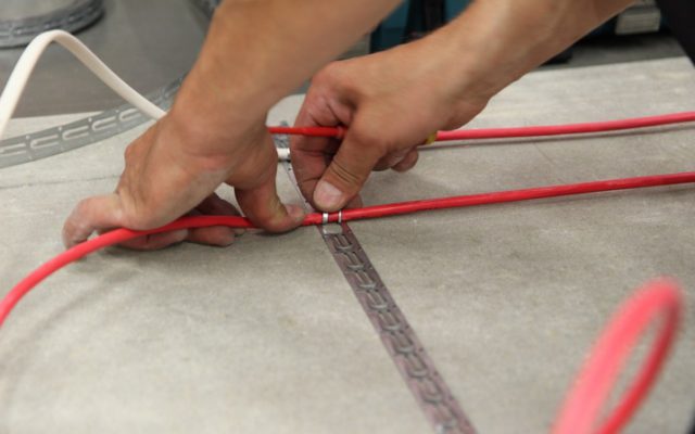 A padlófűtési kábelek telepítését a gyártó utasításainak szigorú betartása mellett kell elvégezni.