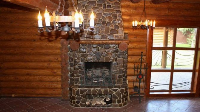 pag-install ng isang kalan ng fireplace sa isang kahoy na bahay