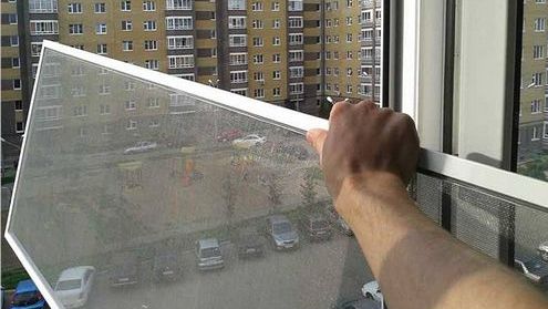 Myggenet på plastvinduer: hvordan man fjerner nettet fra vinduet uden overdreven brug