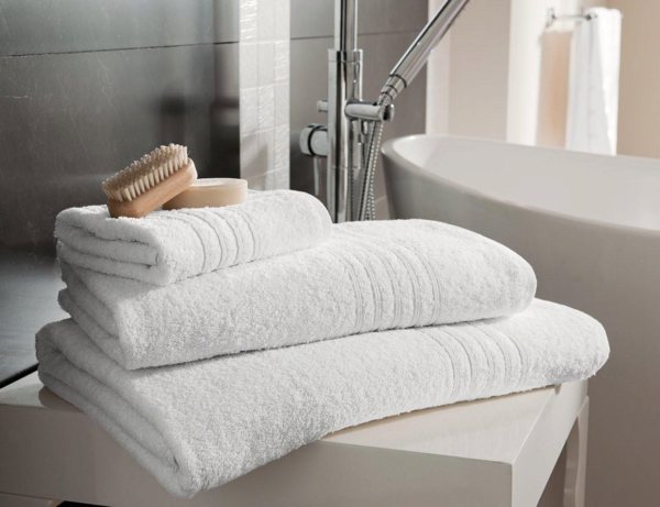 Et blødt håndklæde forhindrer dannelse af ridser på overfladen af ​​gesims og selve badet