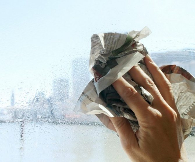Spălarea ferestrei cu ziar