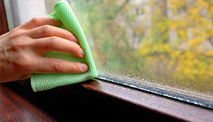 Vask af vinduer for at undgå svedtendens