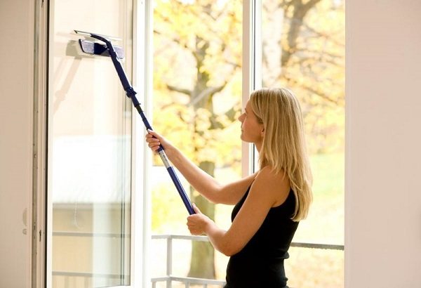 rengøring af vinduer udefra med en teleskopisk moppe