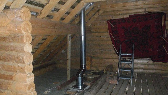På loftet kan du lave en let bøjning for ikke at ramme bjælken eller bjælken