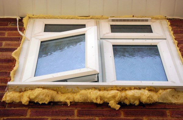 Sa larawan - isang window na ginagamot ng polyurethane foam