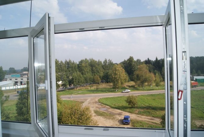 På billedet: et åbent vindue uden en partition giver dig mulighed for at nyde udsigten fra vinduet