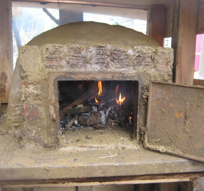 Makikita sa litrato ang isang oven na luad