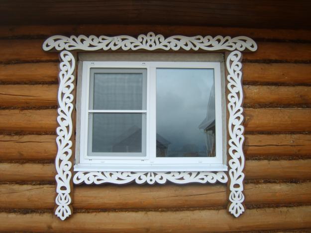 platbands على النوافذ في منزل خشبي