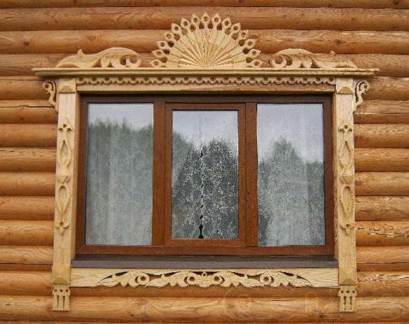 platbands pe ferestre într-o casă din lemn