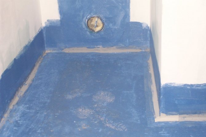 Izolația aplicată pe podea și pereți va proteja suprafața de scurgeri și stropiri.