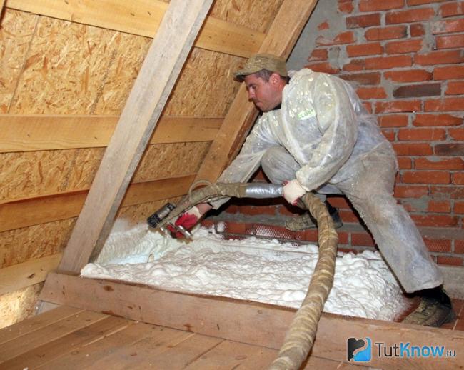 Sprøjtning af polyurethanskum på loftet