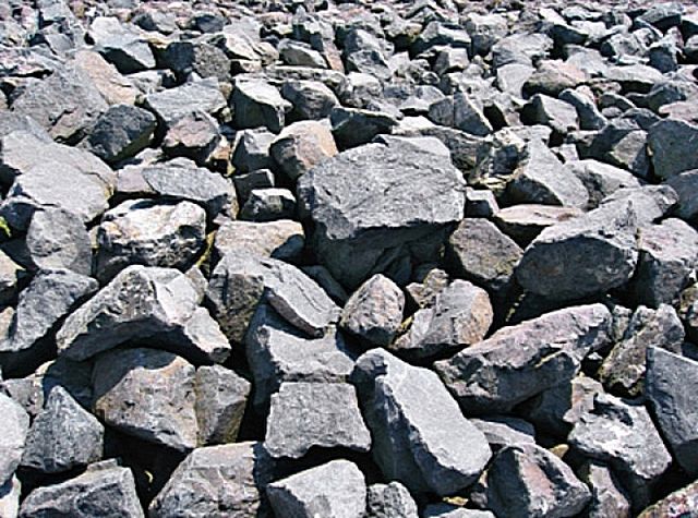 Ubeskrevne sten er råmaterialer til produktion af basaltuld