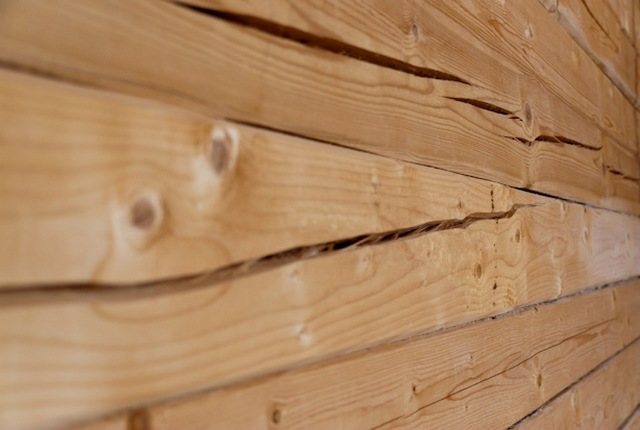 Den lave kvalitet af isolering af samlinger mellem træstammer eller træ fører til dybere frysning af væggene og det hurtige udseende af omfattende revner