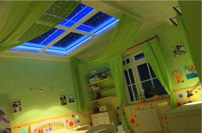 Nathimmel med stjerner i et falskt vindue i loftet på et børneværelse