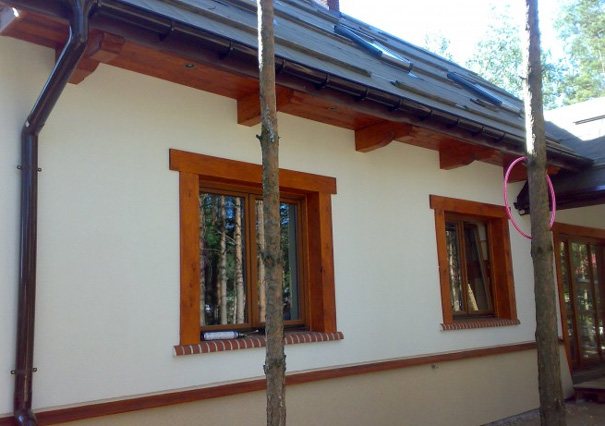 Încadrarea ferestrelor de pe fațadă cu lemn