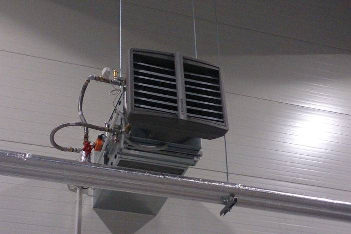 Dispozitiv de conducte de încălzire și principiul de funcționare al circuitului de încălzire al schimbătorului de căldură pentru ventilația alimentării cu apă