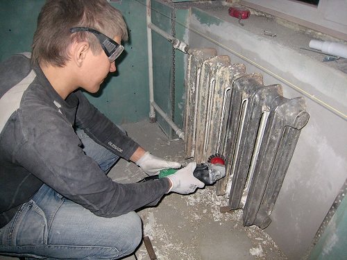 A radiátor tisztítása festés előtt