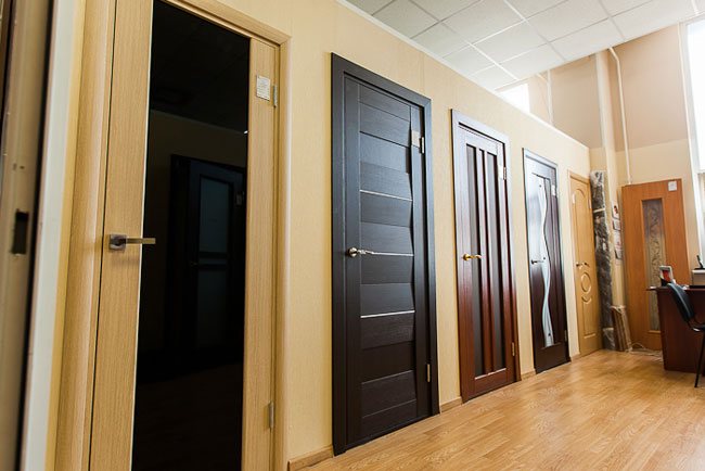 O gamă largă de opțiuni de design pentru ușile din PVC