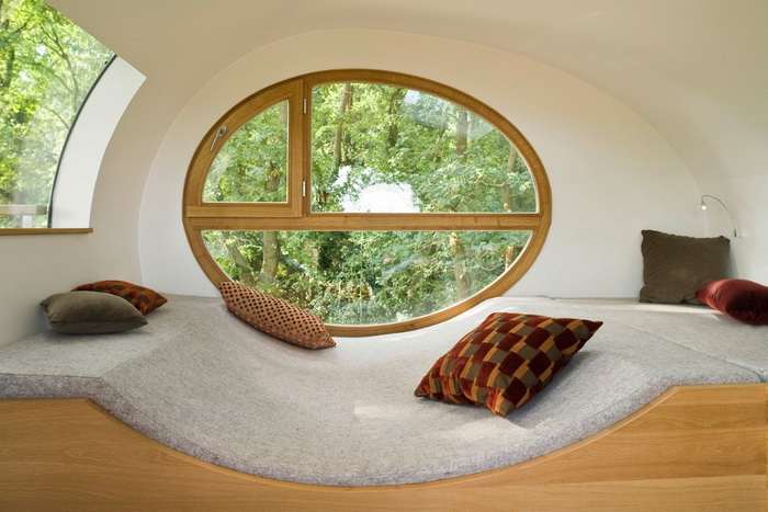 Ovalt vindue lavet af træ