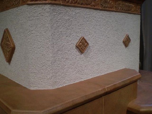 Soba tencuită poate fi decorată cu ornamente simple sau dale decorative