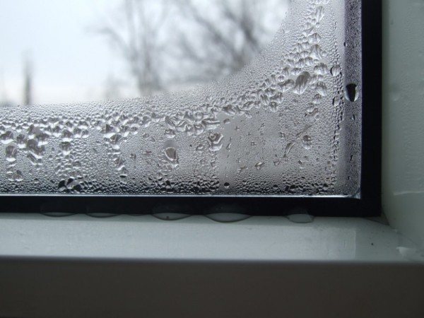 السبب الرئيسي لتعفير النوافذ هو سوء التهوية.