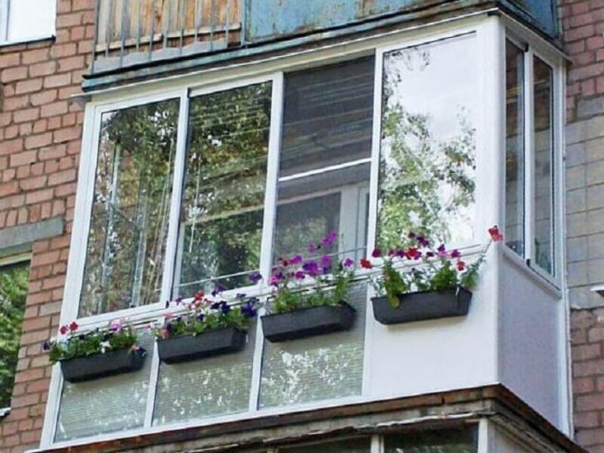 glazing ng balkonahe sa Khrushchev (pangunahing susi)