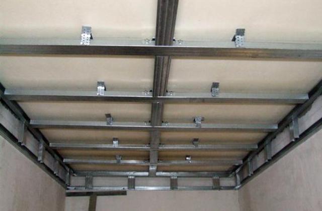 Tinatapos ang balkonahe na may mga PVC panel: 1 pagpipilian na walang crate at 2 paraan kasama nito