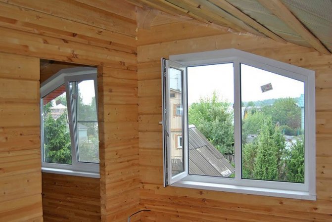 DIY vinduesdekoration inde i et træhus