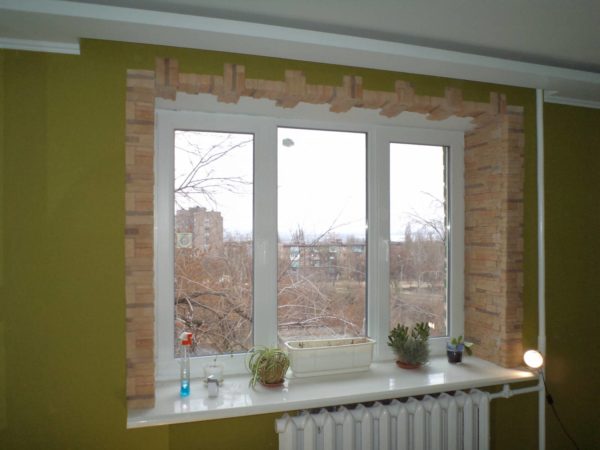 Udsmykningen af ​​de indvendige skråninger af vinduet sigter mod at øge dets levetid
