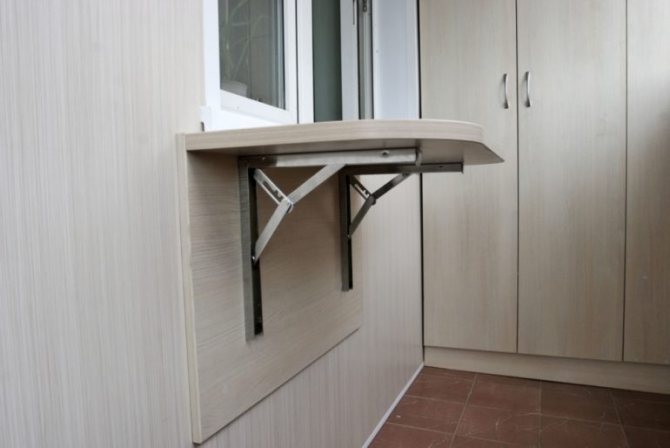 سوف تستخدم طاولة قابلة للطي فقط عند الضرورة ، وبقية الوقت يتم طي الهيكل على طول الجدار ولا يتداخل مع استخدام الشرفة لأغراض أخرى