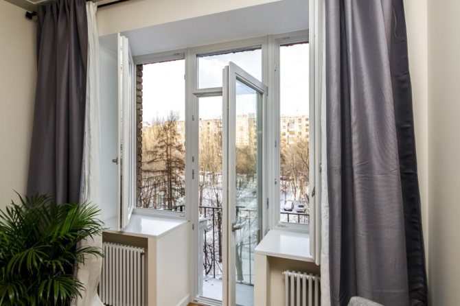 Buksan ang pintuan ng balkonahe sa isang tatlong silid na apartment
