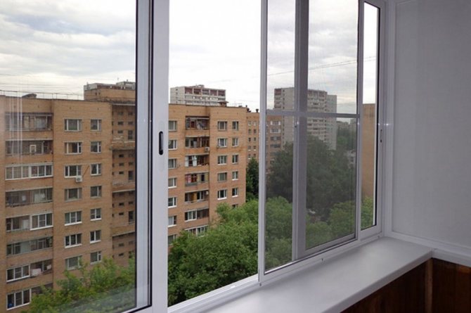 En åben ramme af en balkonrude i en lejlighed i en bygning med flere etager