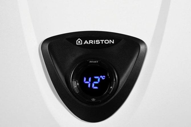 Panoul de comandă al încălzitorului de apă Ariston pe gaz