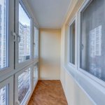Panoramic plastic windows sa balkonahe sa apartment