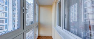 Panoramic plastic windows sa balkonahe sa apartment