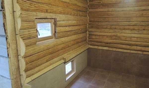 القاعدة هي غرفة بخار ونافذتان في الحمام الروسي