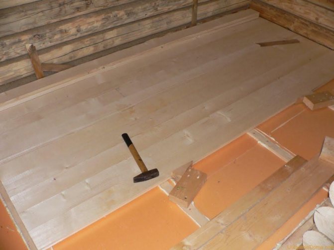 Barieră de vapori pentru podea într-o casă din lemn: procedura de instalare